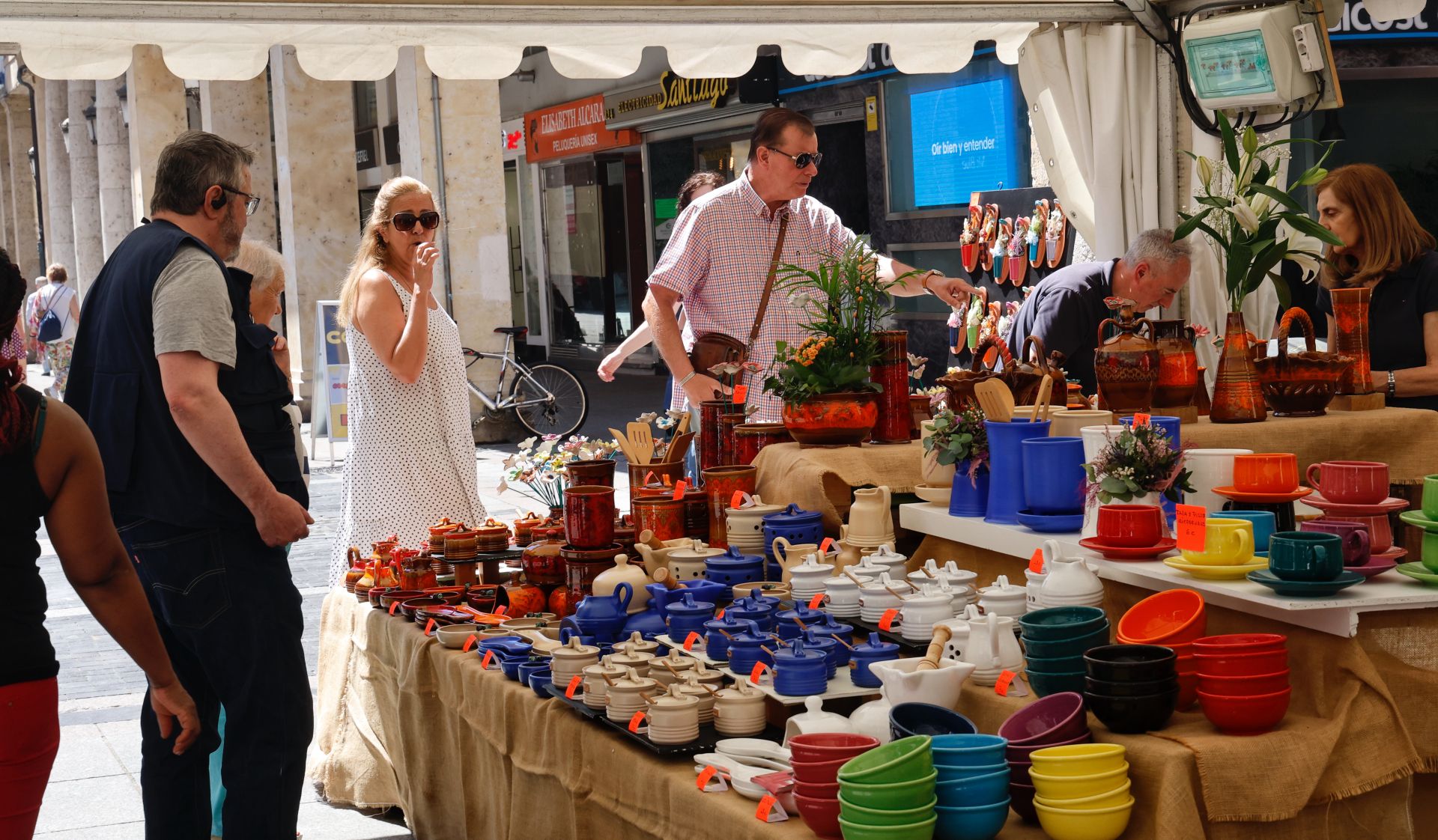 La cerámica impone arte y color a la Feria Chica en Palencia