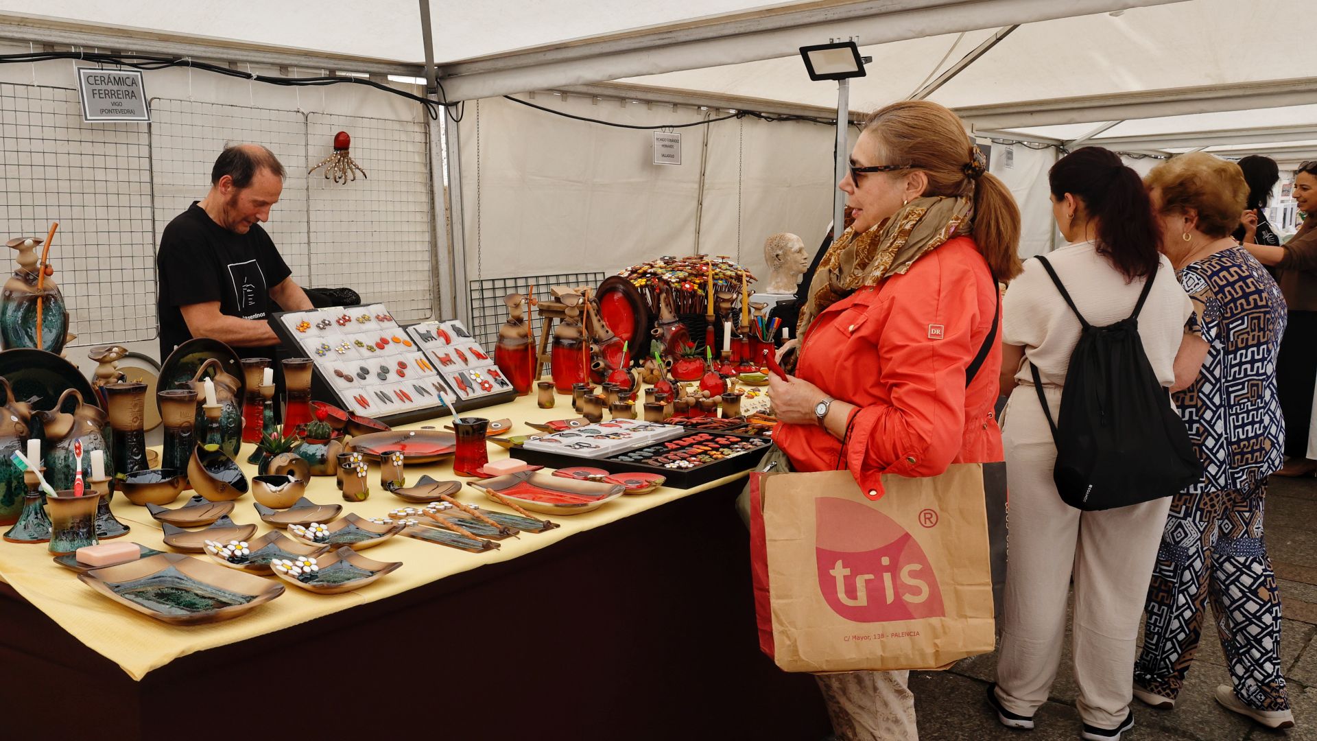 La cerámica impone arte y color a la Feria Chica en Palencia