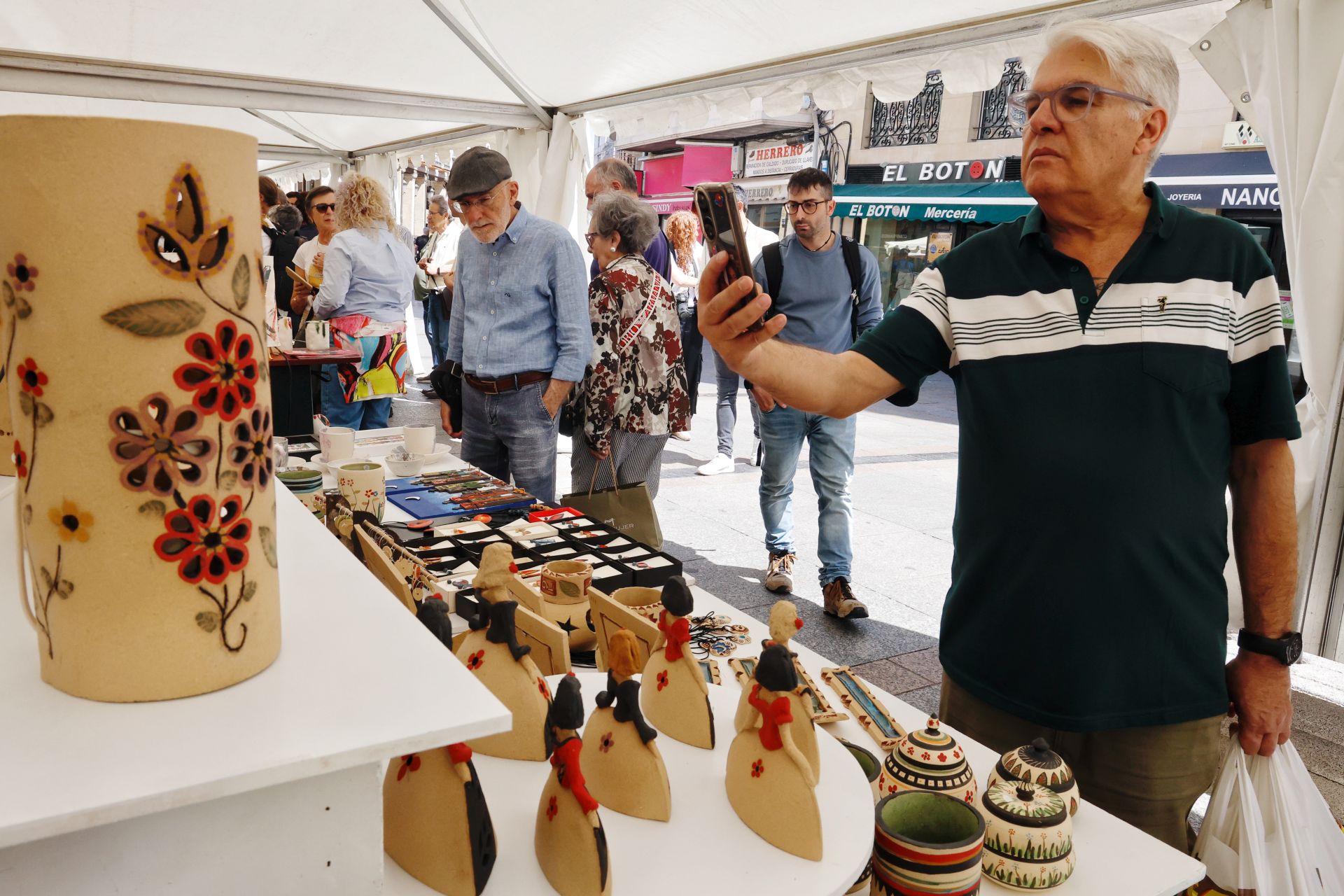 La cerámica impone arte y color a la Feria Chica en Palencia