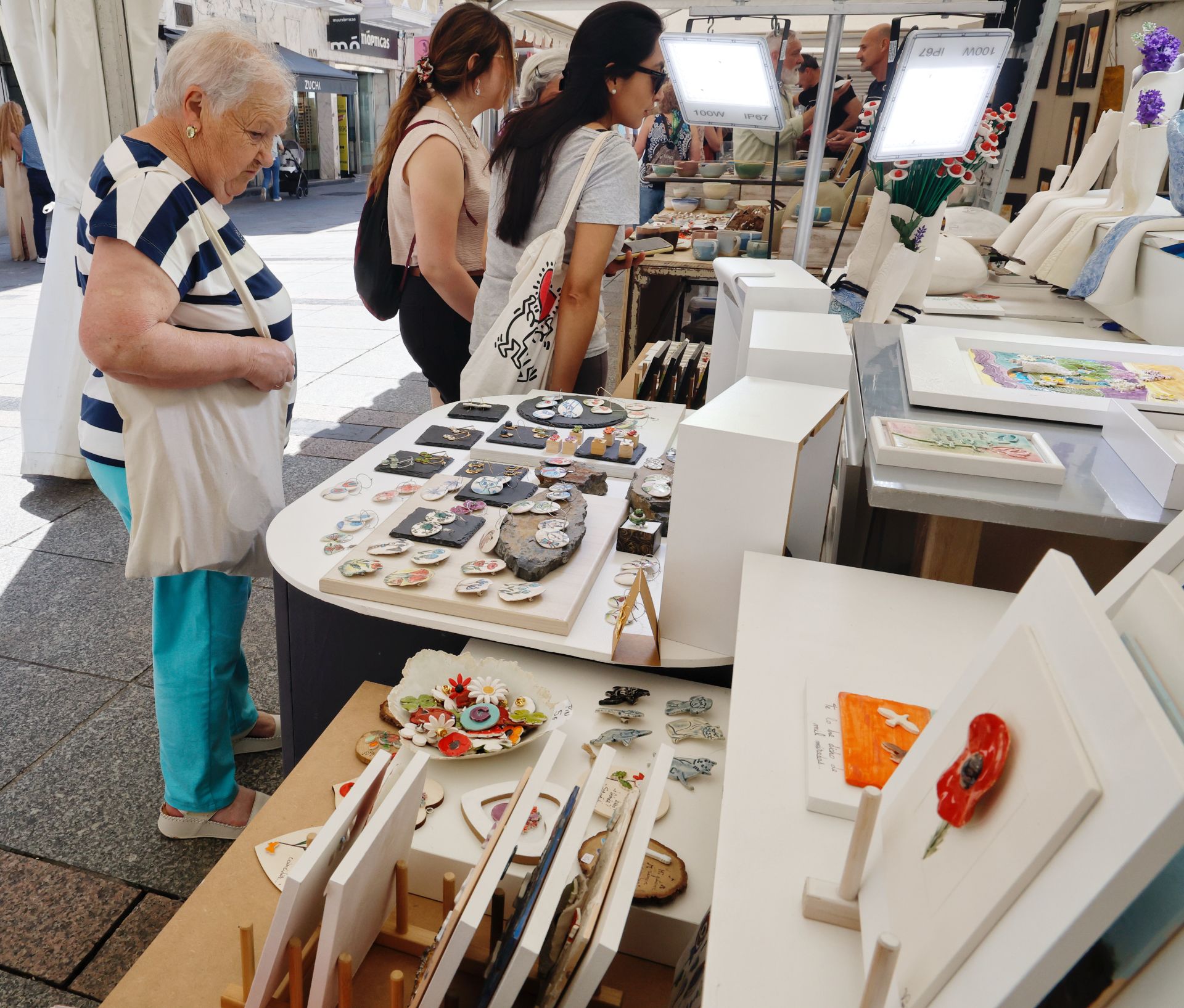 La cerámica impone arte y color a la Feria Chica en Palencia