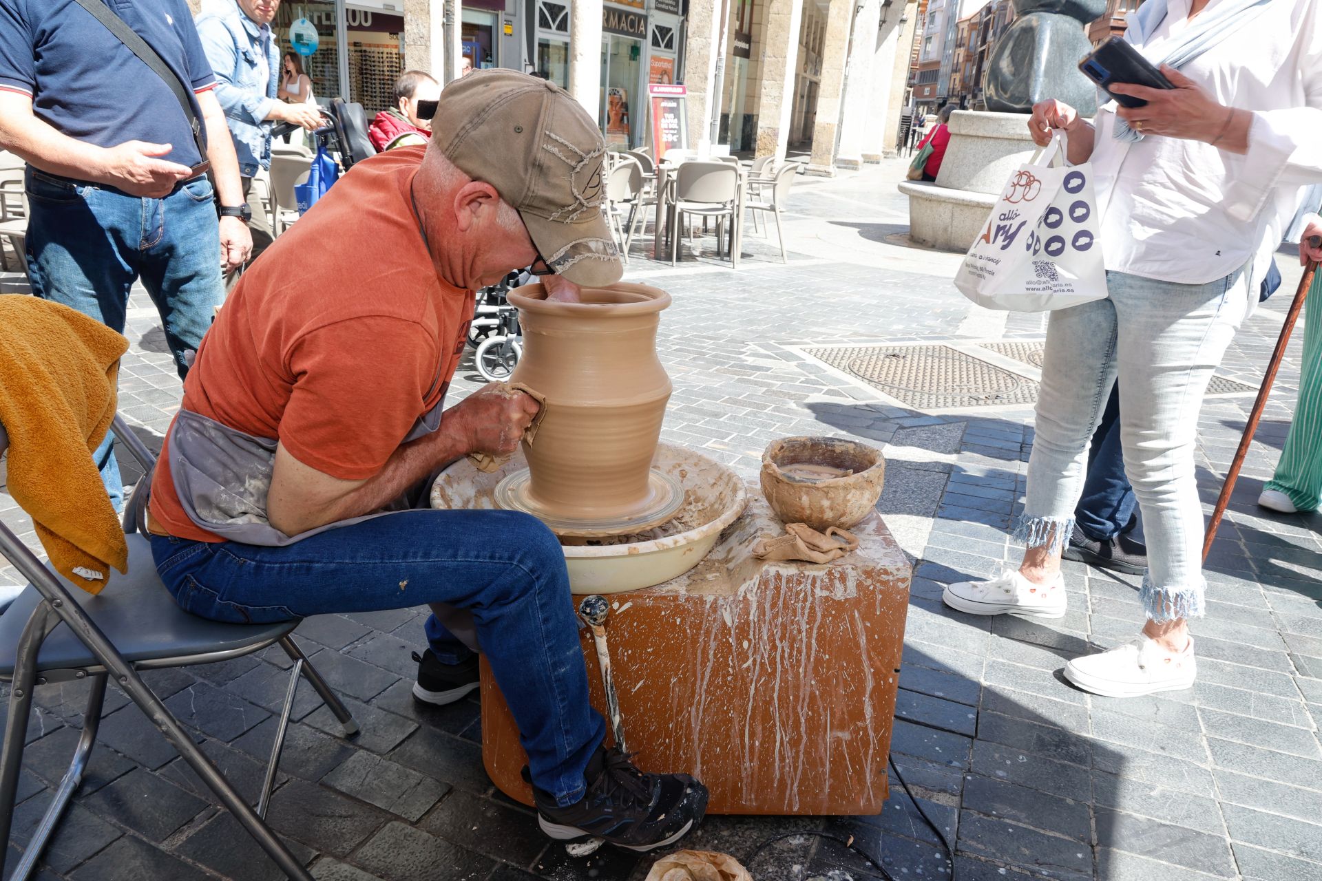 La cerámica impone arte y color a la Feria Chica en Palencia