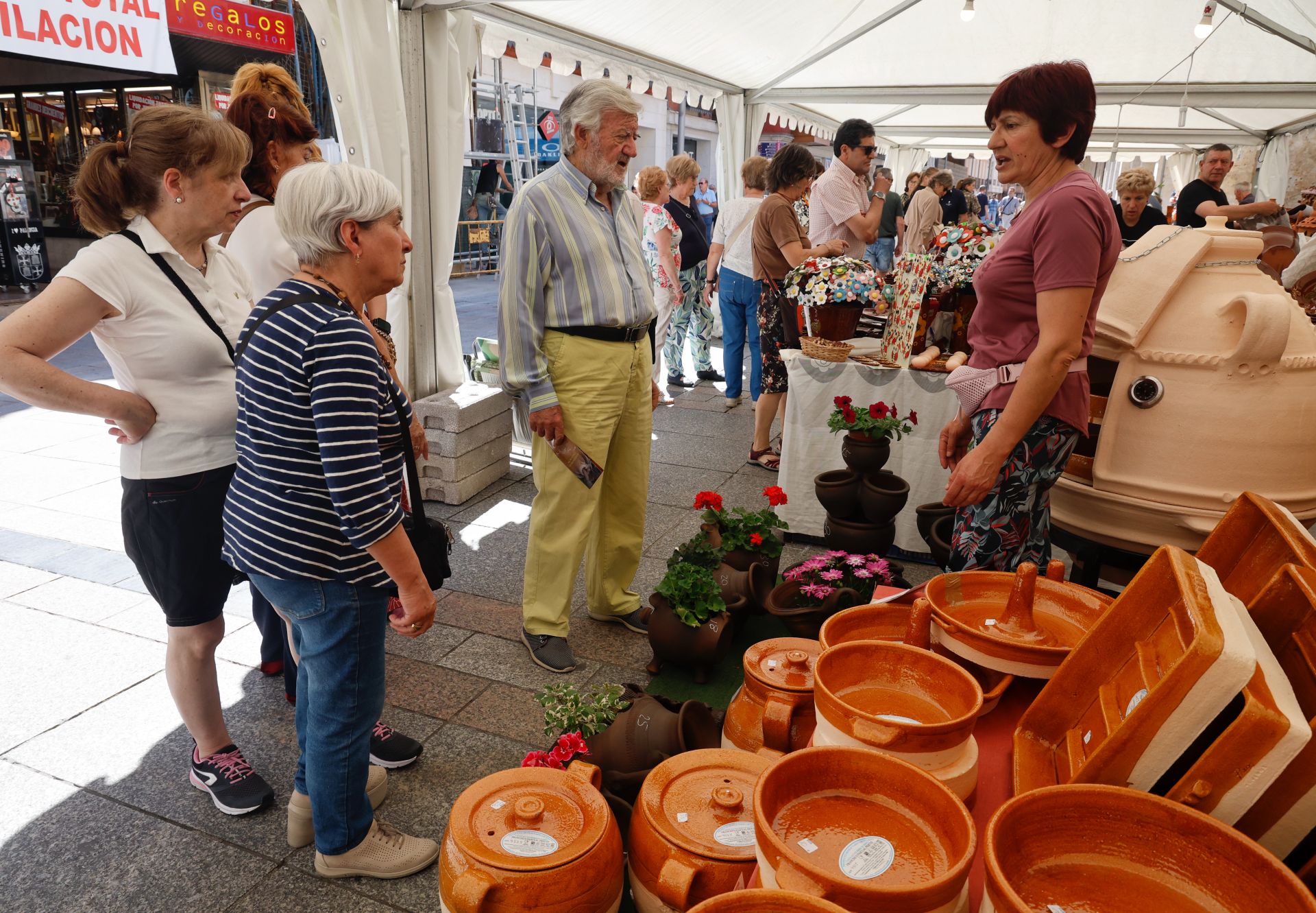 La cerámica impone arte y color a la Feria Chica en Palencia