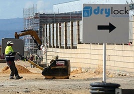 Trabajos para ultimar la puesta en marcha de una nueva planta industrial en el polígono de Bernuy de Porreros.