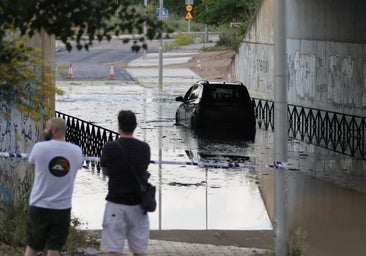 Una tormenta con granizo inunda calles de Valladolid y atrapa a dos personas en un túnel
