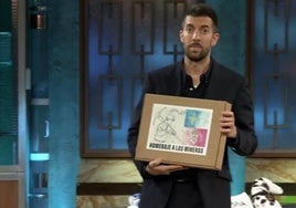 David Broncano enseña el cachopo en recuerdo de los mineros.