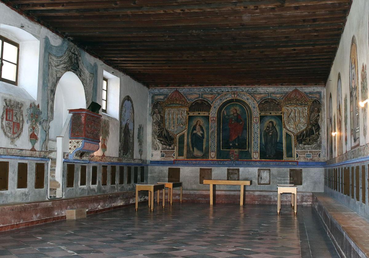 Imagen principal - El refectorio (arriba), abajo a la izquierda el jardín en el claustro; y a la derecha, artesonado en una de las estancias del monasterio de San Antonio el Real de Segovia.