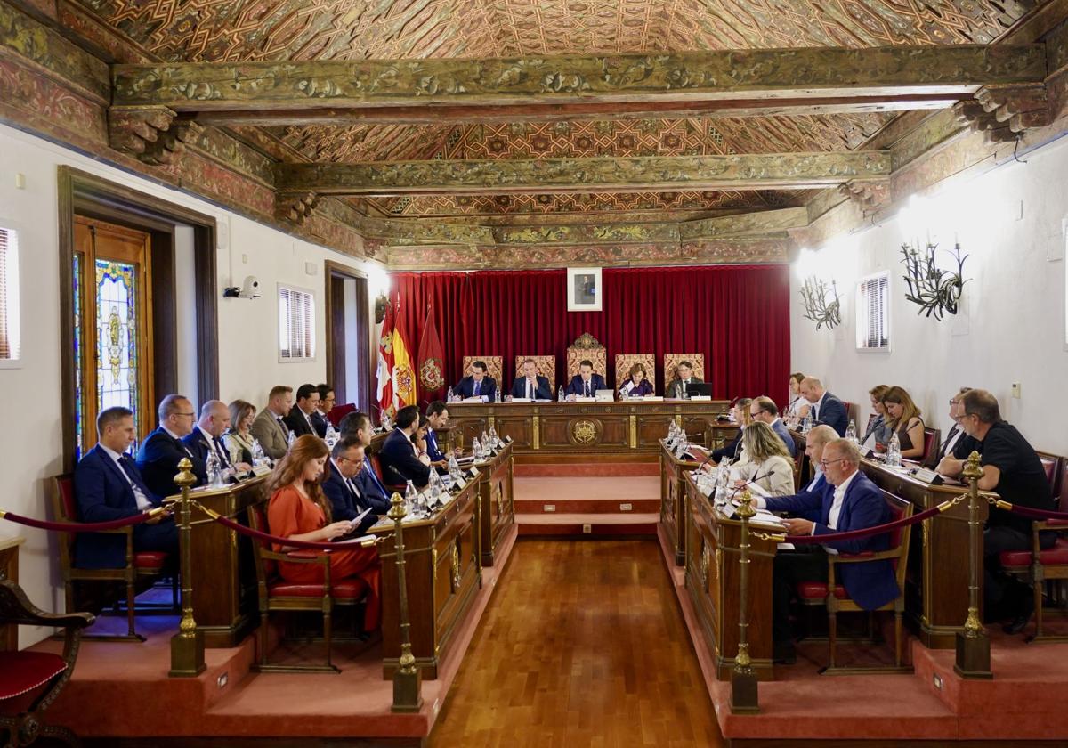 La Diputación instará al Gobierno a mantener los trenes con el 'no' del PSOE