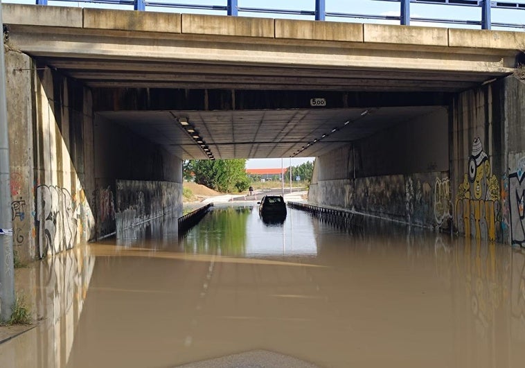 Un vehículo con dos ocupantes que han tenido que ser rescatados por los bomberos en el túnel de la Galana.