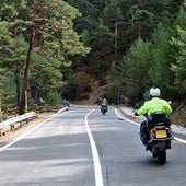 Un grupo de moteros, de turismo por una carretera de la provincia de Segovia.