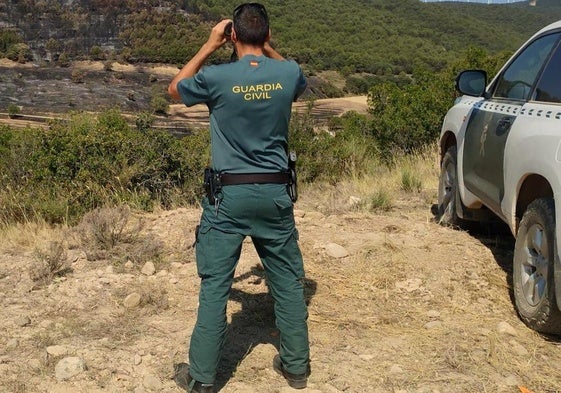 Un agente de la Guardia Civil realiza labores de vigilancia.