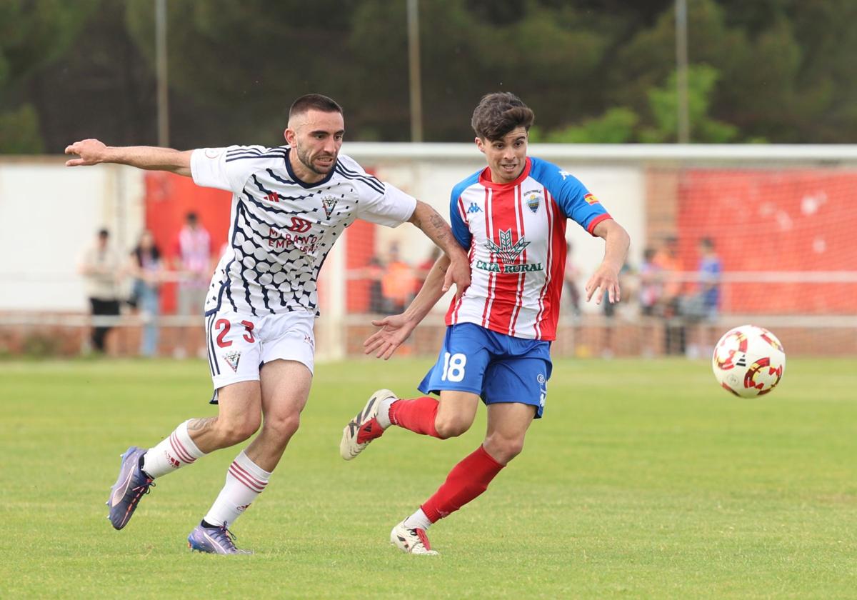 Ferreras pelea por el balón con un rival del Mirandés B la pasada semana.