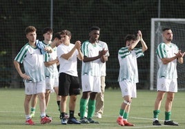 Los jugadores del Betis agradecen el apoyo recibido de sus aficionados.