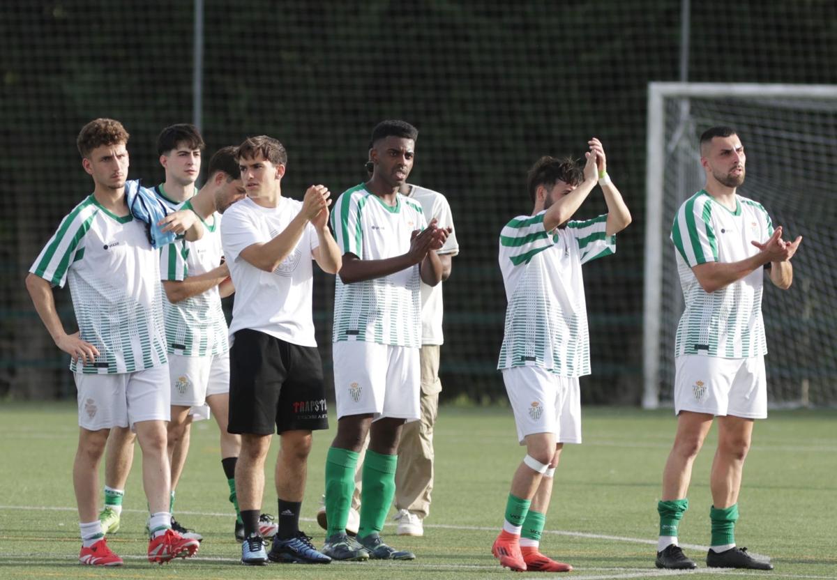 Los jugadores del Betis agradecen el apoyo recibido de sus aficionados.