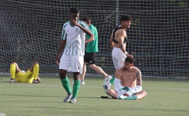 Jugadores del Betis abatidos al término del partido.