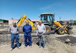 Los hermanos Luciano, Alejandro y Emilio en una de las obras donde trabajan.