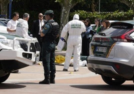 Efectivos de la Guardia Civil desplegados en el lugar del tiroteo en el que falleció un hombre.