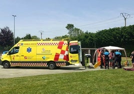 Los servicios sanitarios y la Policía trabajan en el lugar del siniestro.