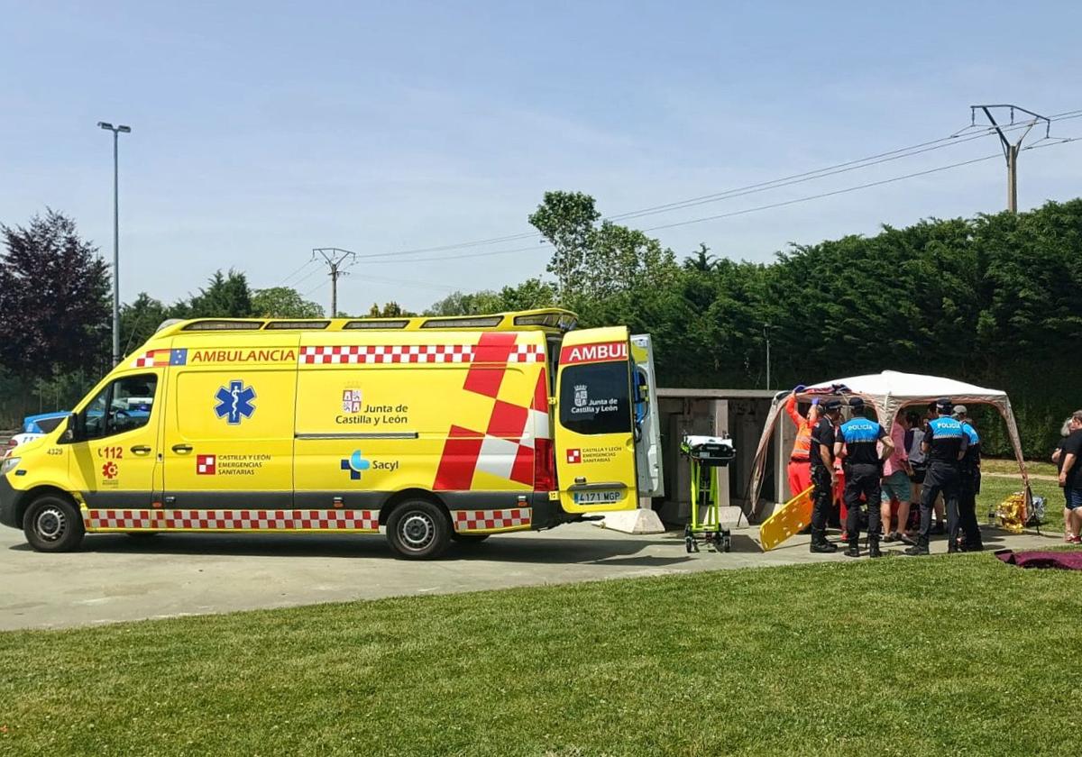 Los servicios sanitarios y la Policía trabajan en el lugar del siniestro.
