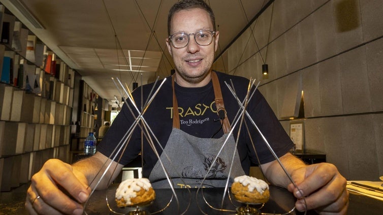 Teo Rodríguez, vigente campeón del Concurso Internacional de Tapas y Pinchos, con la 'Pelusa Brava' con la que participa en el Concurso Provincial de Valladolid 2025.