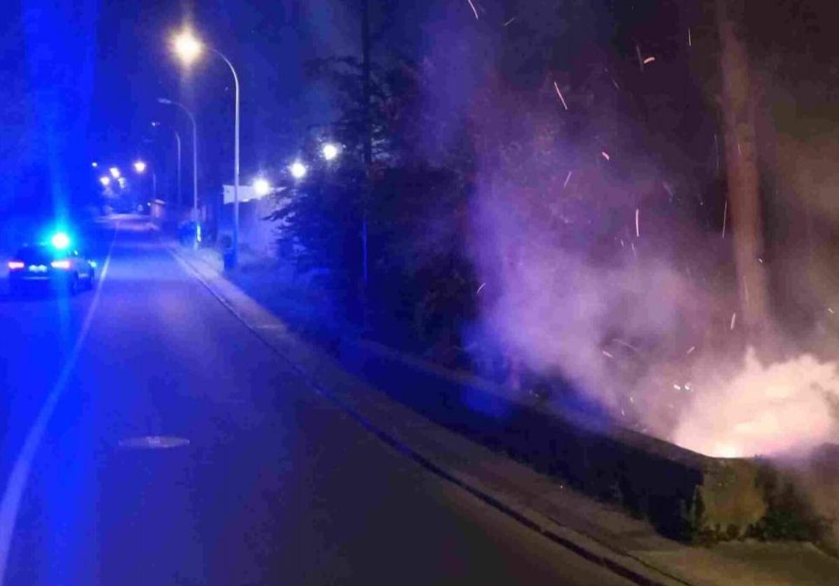 Un incendio con varios focos obliga a cortar una calle de Segovia