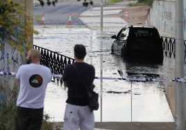 Un vehículo con dos ocupantes que han tenido que ser rescatados por los bomberos en el túnel de la Galana.