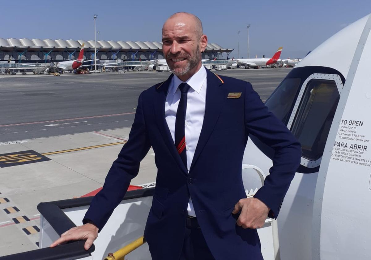 El jefe de cabina de pasajeros Rubén Frechilla junto a un avión.