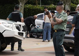 Los servicios funerarios proceden a la retirada del cadáver de la víctima en presencia de las Fuerzas el Orden.