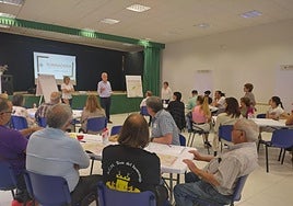 Participantes de Tornadera en la bienvenida por parte del alcalde de Castrodeza y Clara Justo