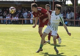 Jugada del partido entre el Turégano y el Betis en el último 'play-off' de ascenso.