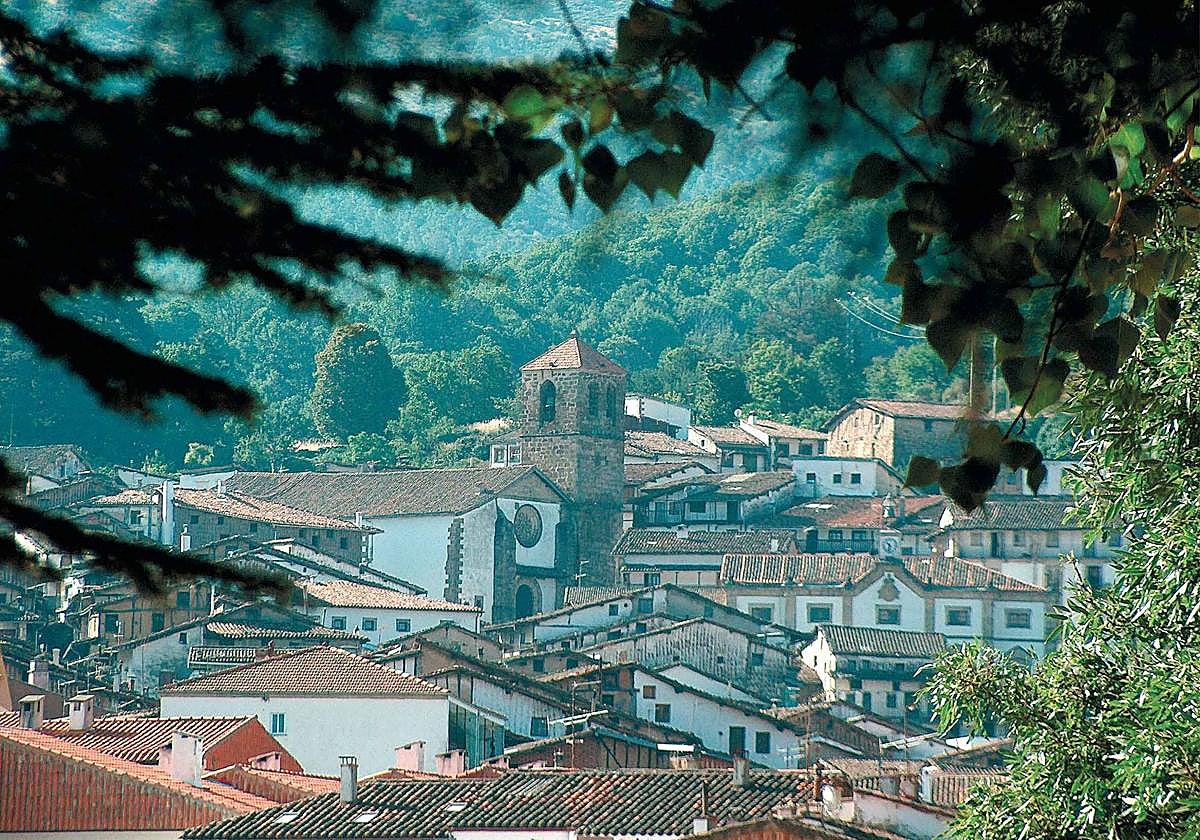 En la vista panorámica de Candelario destaca la silueta de la iglesia de Nuestra Señora de la Asunción.