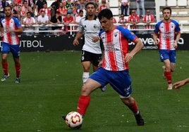 Torres progresa con el balón controlado en El Plantío.