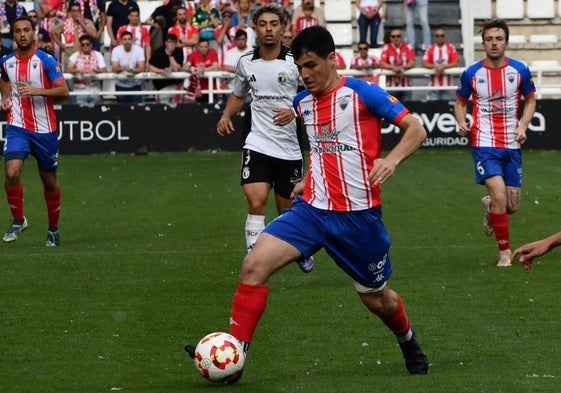 Torres progresa con el balón controlado en El Plantío.