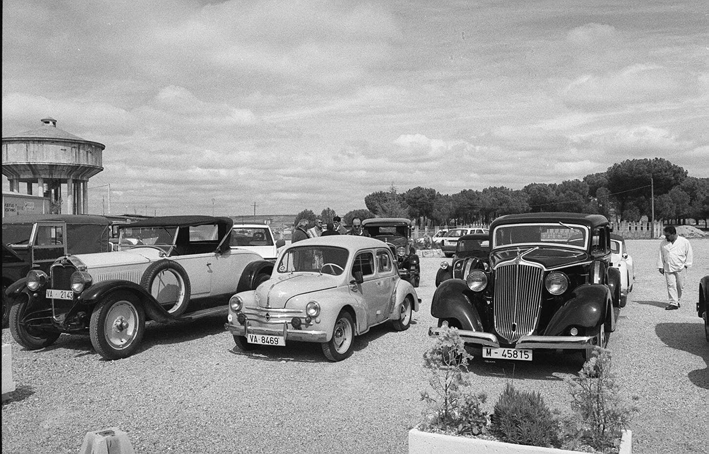 I Rallye de coches antiguos en Viana de Cega organizado por la Asociación de Vehículos Antiguos de Valladolid. 21 de abril de 1998.