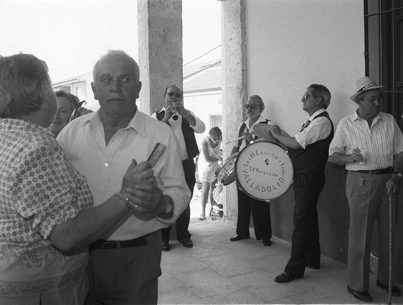 Vecinos de Viana bailan al son de las dulzainas en agosto de 1998.