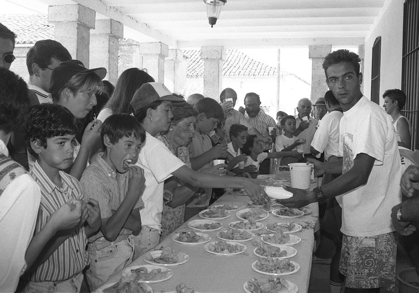 Niños disfrutan de un refresco ofrecido por el Ayuntamiento en la Plaza de Viana de Cega. Agosto de 1998.