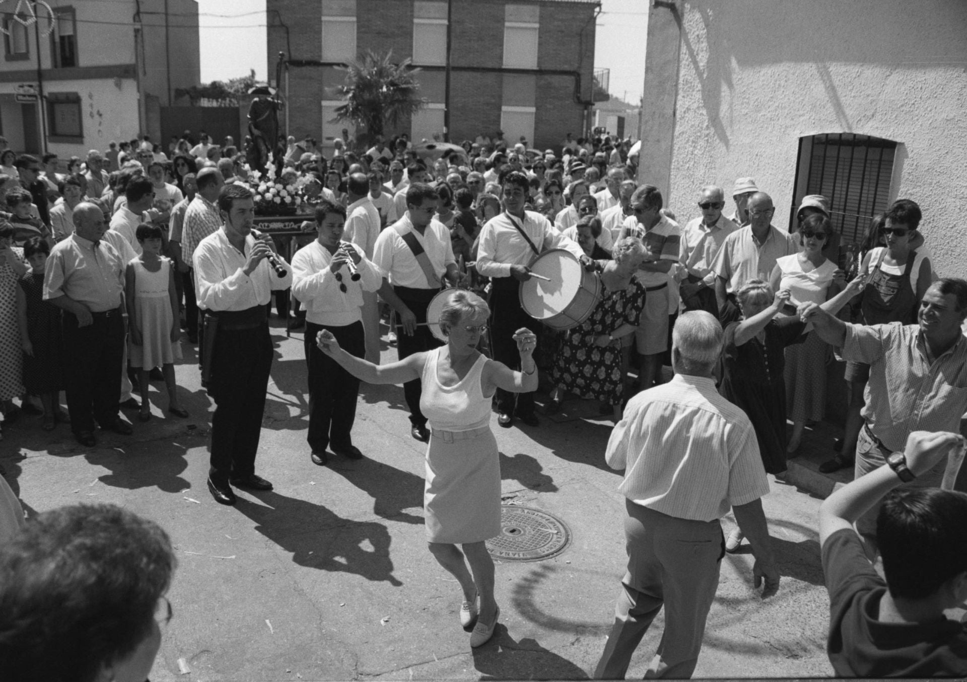 Los vecinos bailan jotas al son de las dulzainas durante la procesión en honor a San Roque. Agosto de 1998.