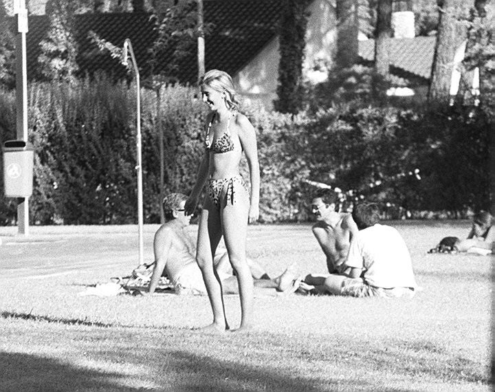 Carmen Janeiro 'la Jesulina', en la piscina del Coto El Cardiel en Viana de Cega. 18 de agosto de 1999.