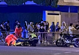 Los sanitarios atienden al herido por el accidente en el paseo de Isabel la Católica.