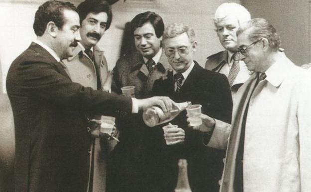 25 de mayo de 1980. Los directivos del Real Valladolid brindan en el vestuario por el ascenso a Primera dieciséis años después de la última vez. En la imagen, de izquierda a derecha, Santiago Bayo, Jesús Nieto, Manuel Esteban, Gonzalo Alonso, Mariano Hernández Ventura y el comandante Bahíllo.