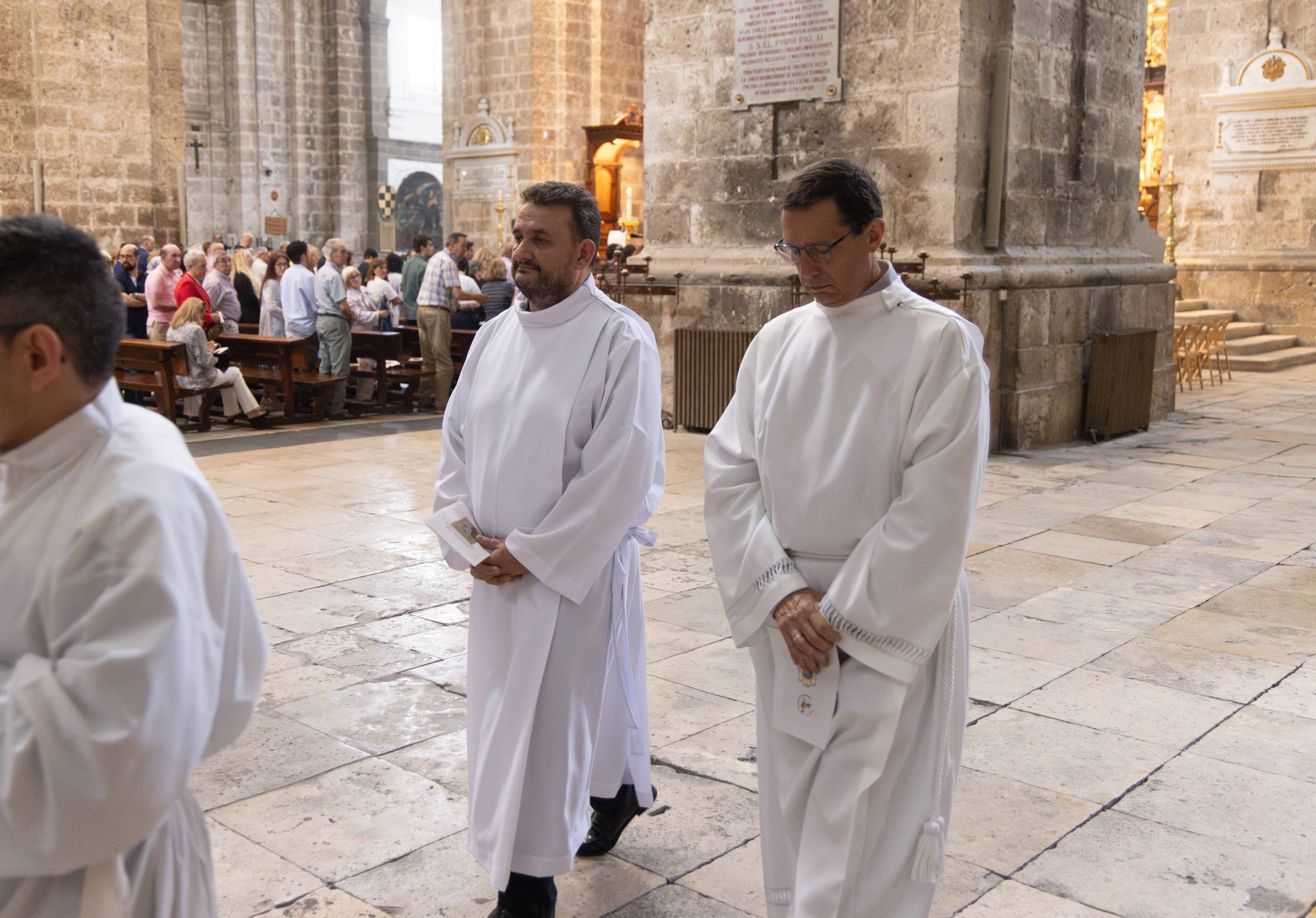 La ceremonia de ordenación de dos nuevos diáconos, en imágenes