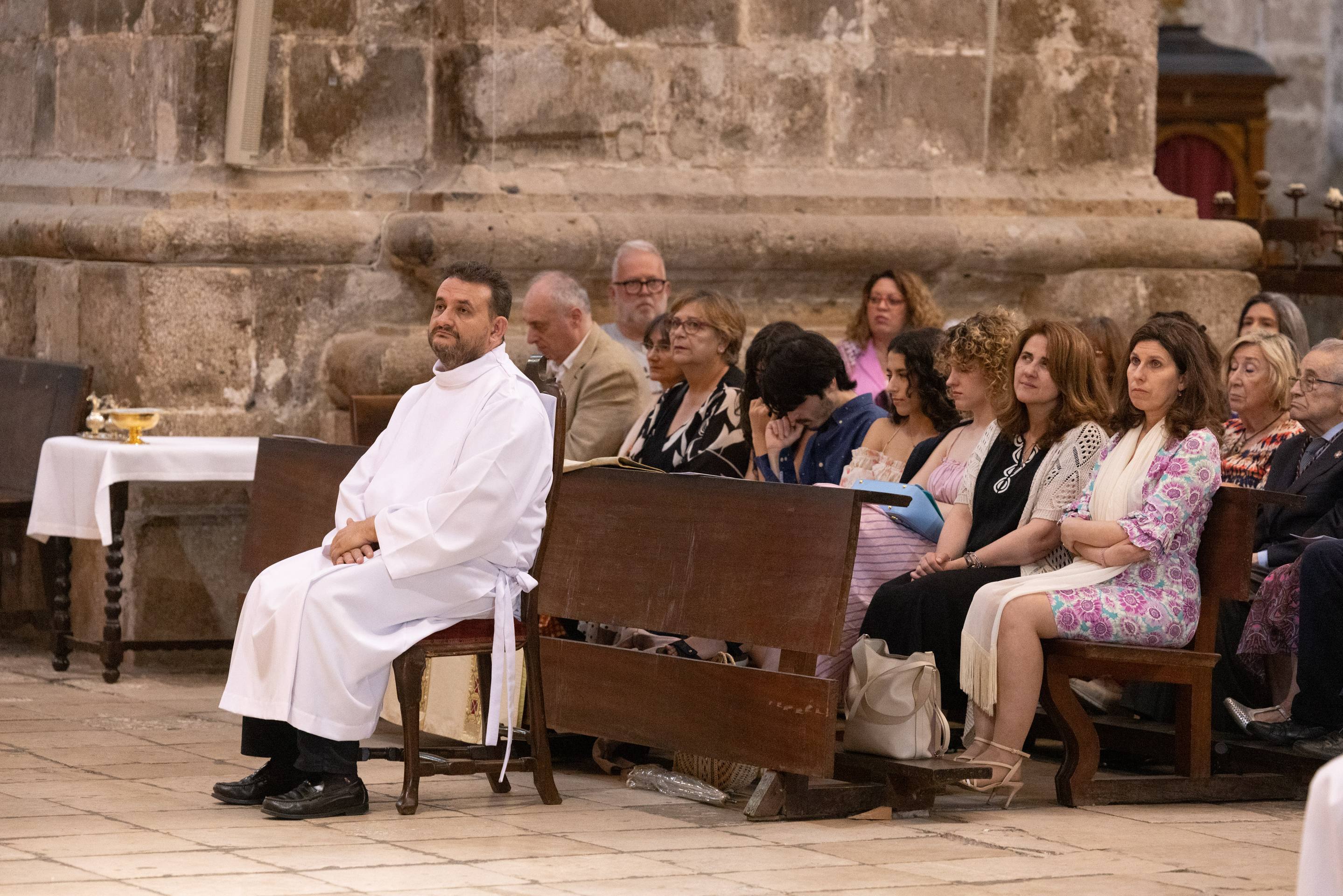 La ceremonia de ordenación de dos nuevos diáconos, en imágenes