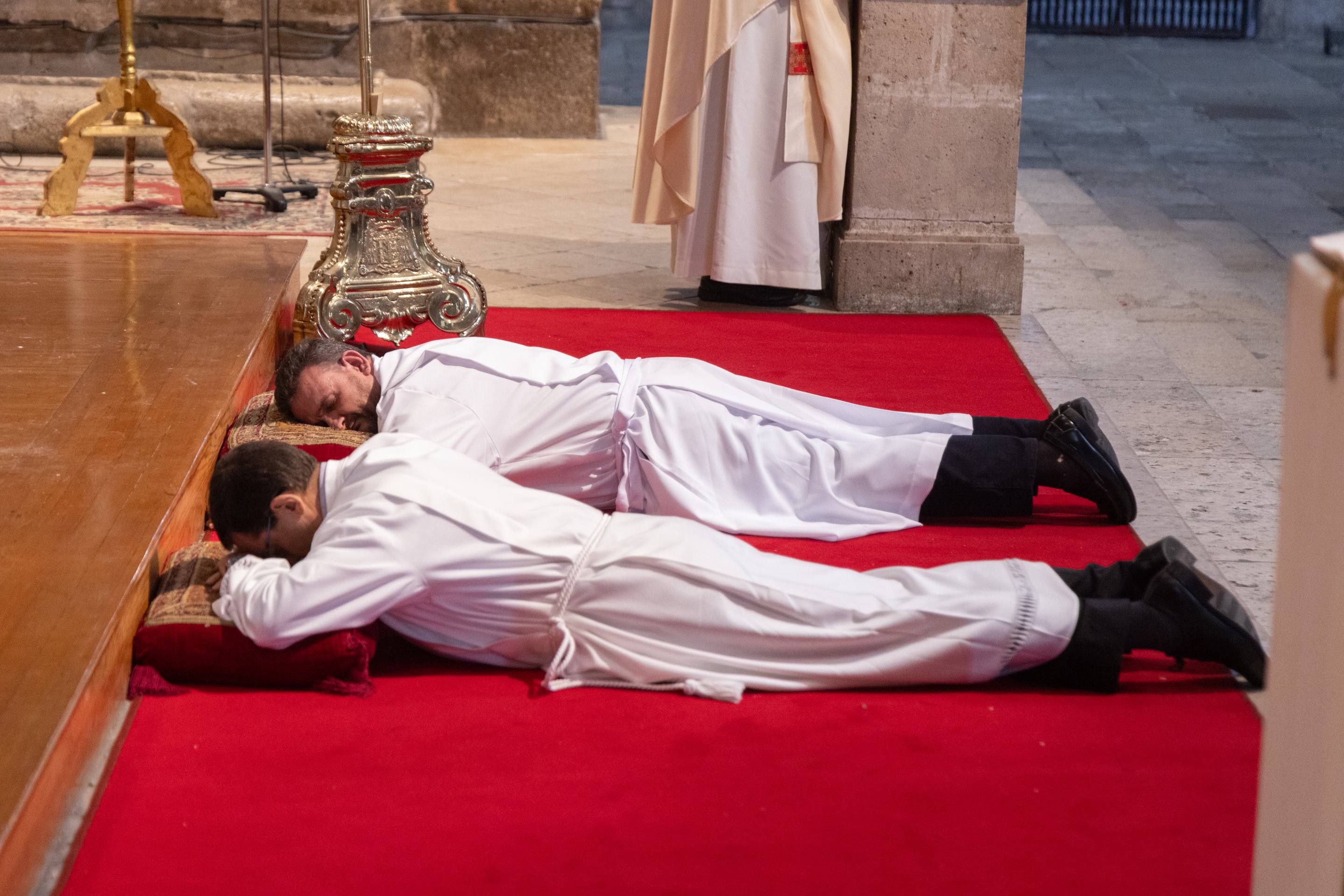 La ceremonia de ordenación de dos nuevos diáconos, en imágenes