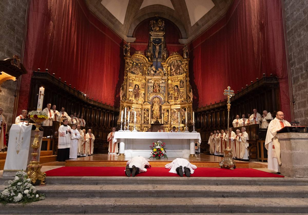 La ceremonia de ordenación de dos nuevos diáconos, en imágenes