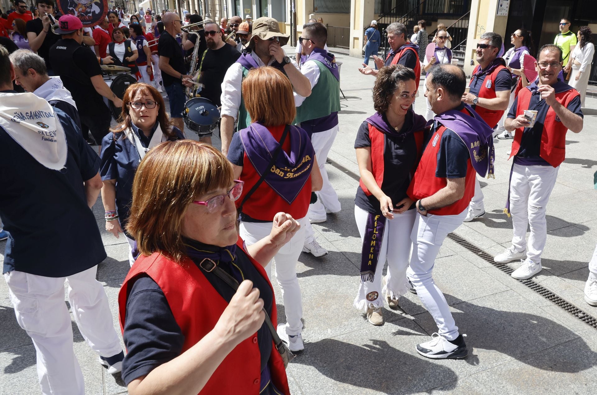 Las peñas ponen color a la Feria Chica