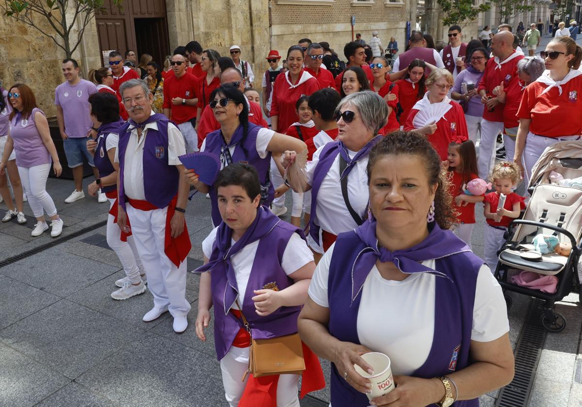 Las peñas ponen color a la Feria Chica