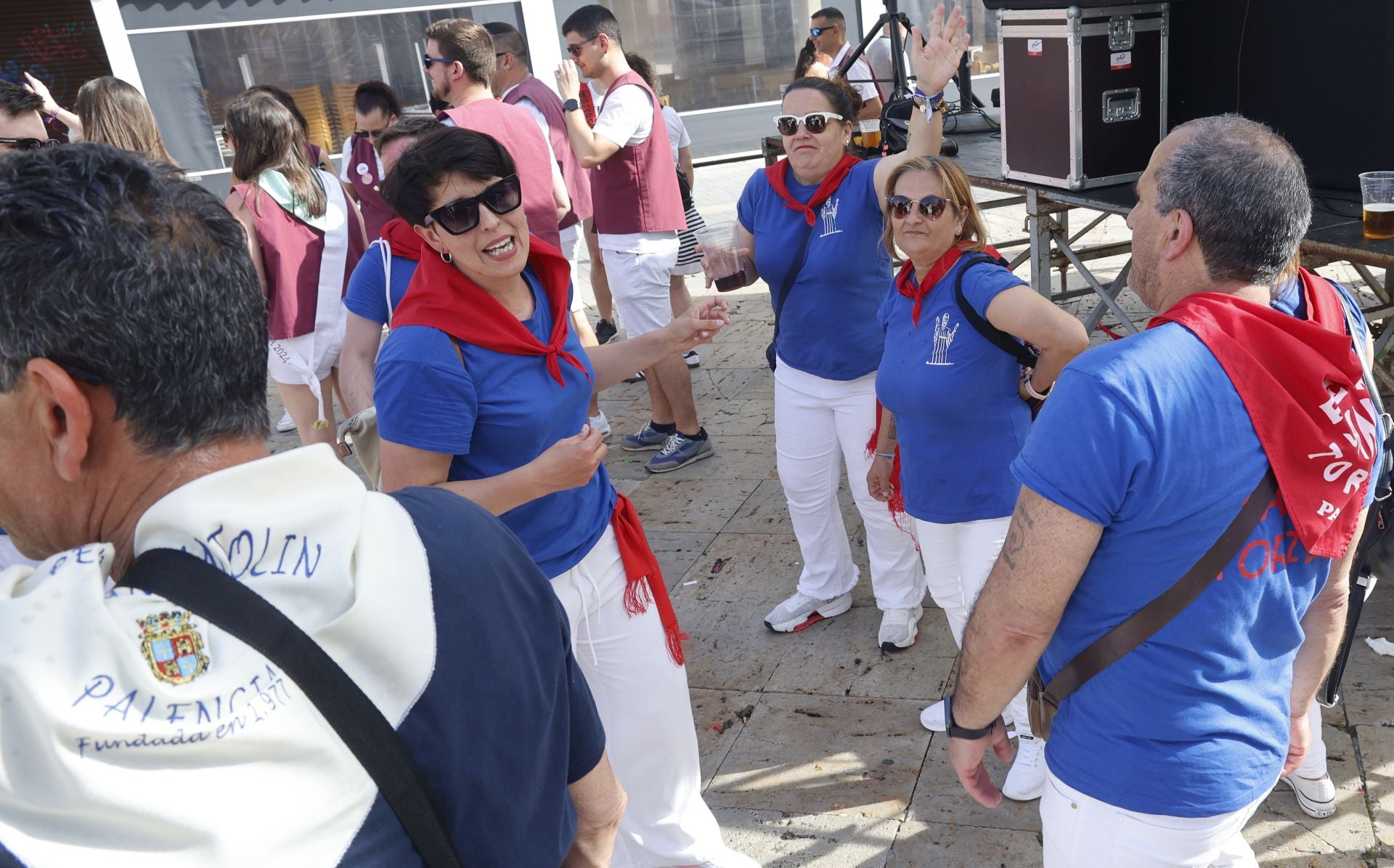 Las peñas ponen color a la Feria Chica