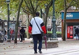 Una persona camina por el Paseo de Zorrilla, en una imagen de archivo.