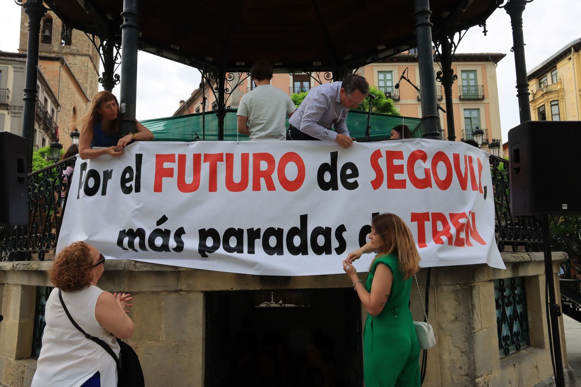 Fotos de la protesta en Segovia contra la supresión de paradas del AVE