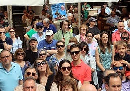 Usuarios del AVE y vecinos de Segovia protestan contra la supresión de paradas.