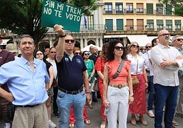 Asistentes a la protesta convocada este domingo contra la supresión de paradas en Segovia